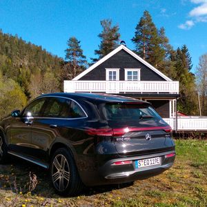 Die coupéhafte Dachlinie täuscht nicht wirklich über die stattliche Größe des EQC hinweg.(Bild:  Thomas Günnel)