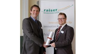 Dr. Elmar Raiser (links) überreicht Kemal Mucic den „Raiser-Innovationspreis für Reibschweißen“. (Bild: Reiser)