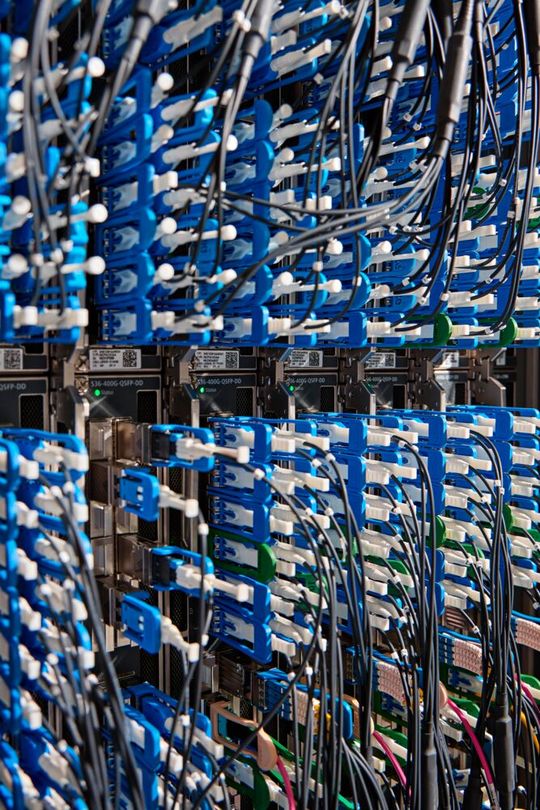 DE-CIX verbindet verbindet Tausende Netzbetreiber (Carrier), Internet Service Provider (ISPs), Content-Anbieter und Firmennetze aus mehr als 100 Ländern miteinander. (Bild:  DE-CIX)