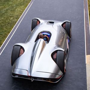 Die Lackierung in Alubeam-Silber erinnert an die aus Gewichtsgründen vom weißen Lack befreiten historischen Silberpfeile.(Bild:  Daimler)