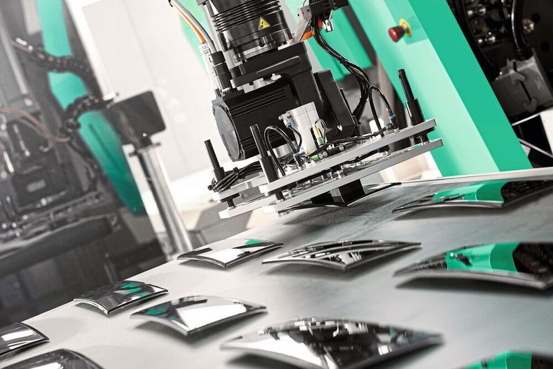 Wirtschaftlich in der Serienproduktion: Hochwertige Oberflächendekore lassen sich mit dem automatisierten Spritzgiessverfahren In-Mould-Decoration wirtschaftlich aufbringen.    (Arburg)