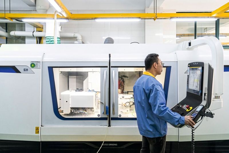 Herr Chen, ein erfahrener Bediener von Studer-Rundschleifmaschinen, ist seit 18 Jahren bei Evermore beschäftigt. (Bild: Fritz Studer AG)