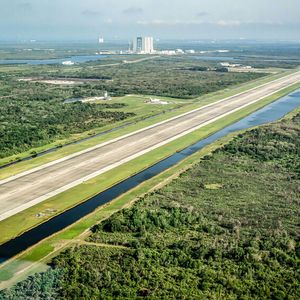 Die Location ist exotisch, aber sie ist mit Bedacht gewählt: Hier wurde für die Landung des Space Shuttles eine der längsten Betonpisten der Welt in die Sümpfe betoniert.(Bild:  Bugatti)