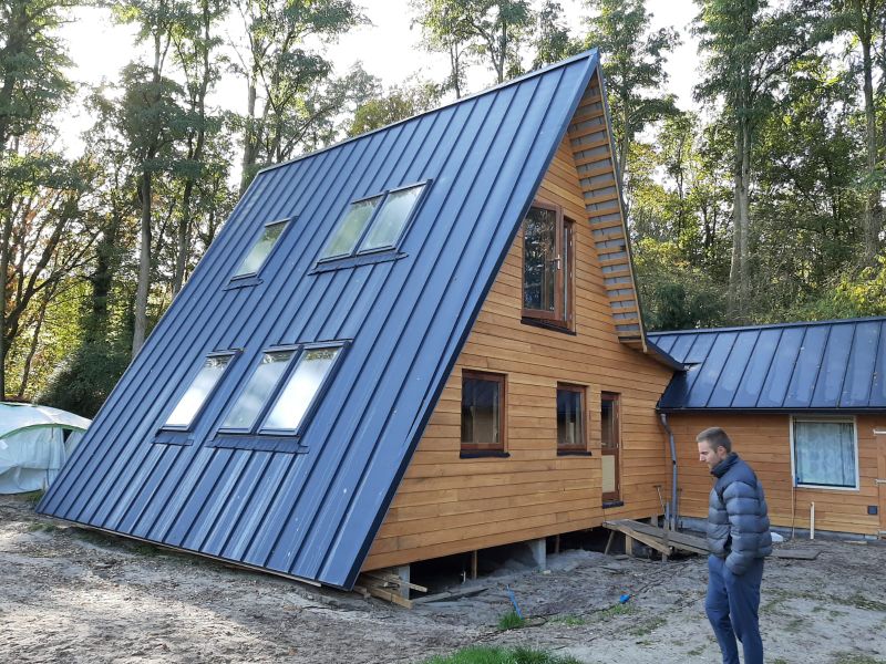 Quirijn Wijtten sieht sich das fertige Avrame-Haus von außen an. Es  ließ sich flexibel mit einem bestehenden Gebäude verbinden. (Bild:  Avrame)