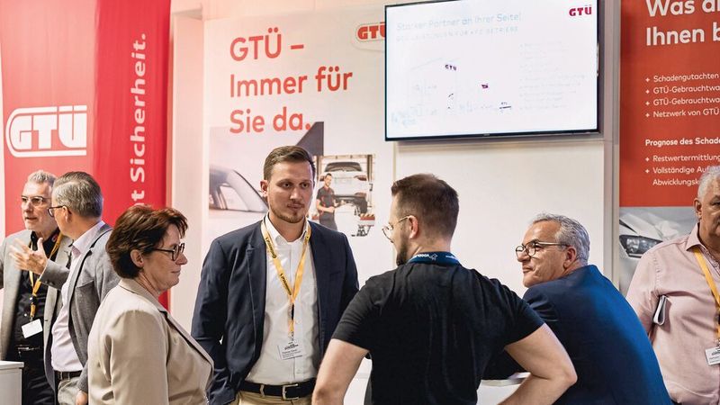 Einer der Sponsoren der Fachtagung auch in diesem Jahr: Die größte amtlich anerkannte Überwachungsorganisation freiberuflicher Kfz-Sachverständiger in Deutschland mit ihrem breiten Angebot auch für Kfz-Werkstätten. (Bild: Stefan Bausewein)