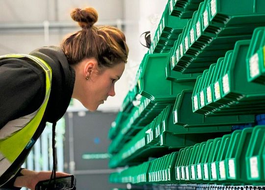 Für bekannte OEM, Tier-1-Zulieferer, Montagebetriebe und Baugruppenfertiger der DACH-Region realisiert und organisiert AFC Europe die Bereitstellung von Norm-, C- und Standardteilen der Verbindungs- und Befestigungstechnik.(Bild:  AFC)