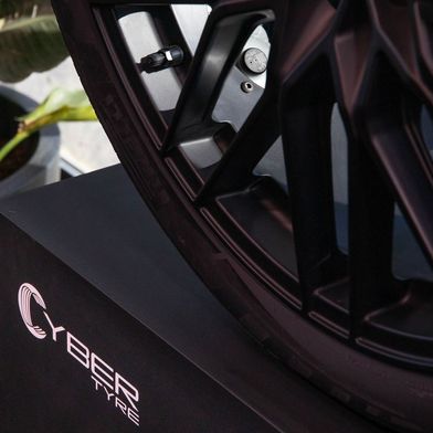 Der „Cyber Tyre“ von Pirelli steht in Echtzeit im Austausch mit den elektronischen Systemen des Fahrzeugs. Der runde Sensor dafür ist durch die Speichen erkennbar. (Bild: Bakerstreet snc)