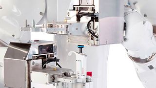 In der Laborautomation setzt Yaskawa bevorzugt zweiarmige Roboter ein.
 (Yaskawa/Independent Light GmbH)