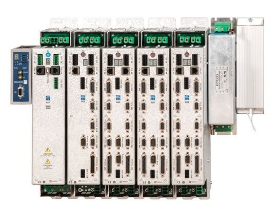 SIEB & MEYER in Halle 4, Stand 230: Das Unternehmen hat die SD4x-Produktfamilie um weitere Leistungsklassen ergänzt. Besucher der Messe können deswegen die neuesten Modelle der SD4S-, SD4M- und SD4B-Serien live erleben. Die Drive Controller für Hochgeschwindigkeits-Anwendungen wollen mit einer optimierten Performance, höheren Drehzahlen sowie einer geringen Motorerwärmung ohne Sinusfilter überzeugen. (Bild: SIEB & MEYER)