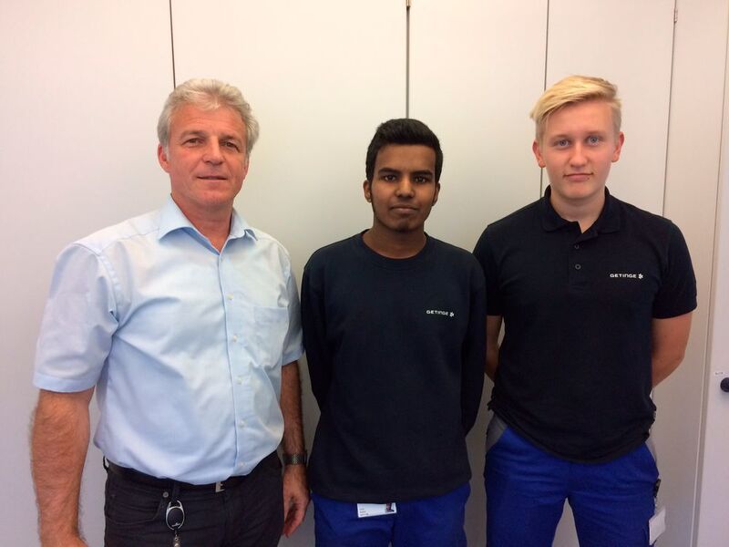 Ausbildungsleiter Dieter Scharer mit zwei seiner Schützlingen: „Wir sind auch bei privaten Problemen für unsere Azubis da. Dafür braucht es Vertrauen.“ (Getinge)