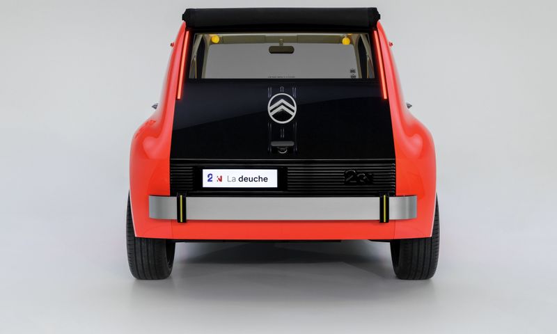 Retractable roof, black tailgate with a large double-angle design: The new 2CV makes bold use of design references. (Source: Citroën)