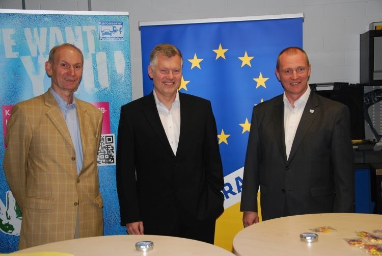 Dr. Klaus Weichtmann, Geschäftsführer ZKF, Thorsten Fiedler, Vorstandsvorsitzender Eurogarant AG, und Peter Börner, Präsident ZKF (v.li.), weihten das neue Kompetenzzentrum in Friedberg ein. (Wenz)