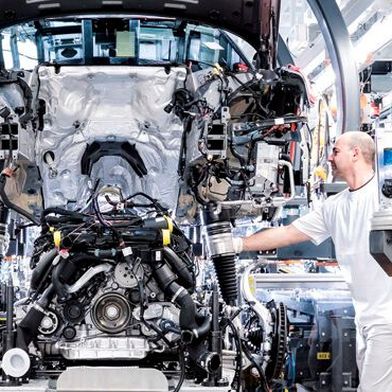 Eigentlich geht es der Automobilbranche nicht so gut. Dennoch nehmen Mercedes und Volkswagen etliche Millionen Euro in die Hand, um die Zukunft zu sichern. Hier mehr dazu ... (Bild: Zerberuss)