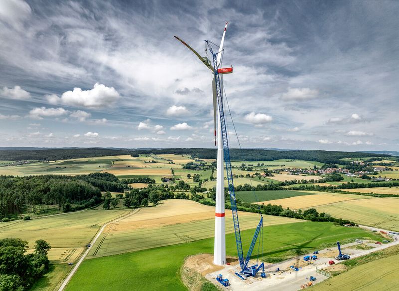 Windräder mit einer Nabenhöhe von 150 Metern und mehr sind heute nicht ungewöhnlich. Aufgerichtet werden sie mit mobilen Spezialkranen von Liebherr wie dem LR 1700-1.0.  (Liebherr-Werk Ehingen)