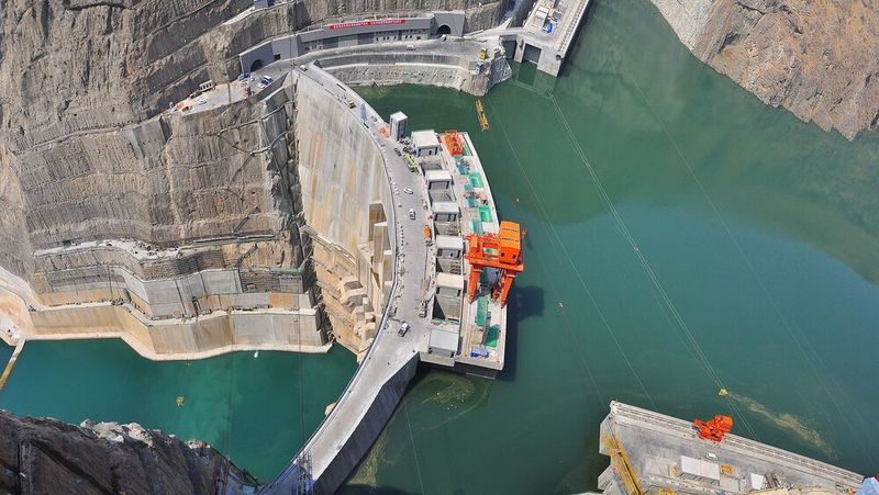 China hat den derzeit größten Turbinen-Generator der Erde in Betrieb genommen: Die 1-Gigawatt-Turbine ist eine von insgesamt 16 solcher „Monster”-Stromerzeuger im neuen Baihetan-Wasserkraftwerk und hat am 28. Juni erstmals Strom erzeugt. Baihetan ist trotz seiner Größe, nur eines von vier neuen Wasserkraftwerken am Oberlauf des Jangtse. Ein weiteres: das Wudongde-Wasserkraftwerk (Bild). Es hat eine Kapazität von 10,2 Gigawatt. (中文：中国金沙江下游乌东德水电站大坝。 / Zhangmoon618 / CC BY-SA)