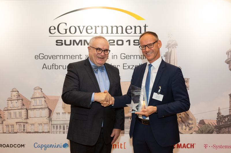 Hier gratuliert Henning Lühr Markus Losert (r.) (Gaby Ahnert – Eventfotograf)