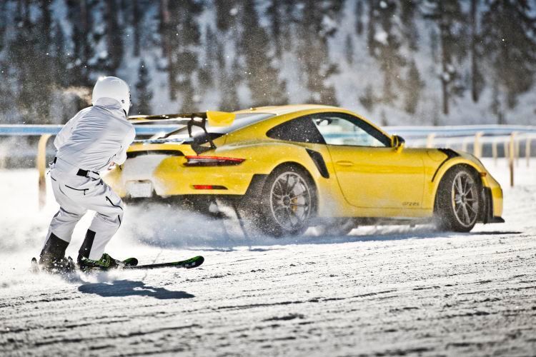 Beim Skijöring lässt sich ein Skifahrer an einem Seil von einem Pferd, von Schlittenhunden oder von einem Motorfahrzeug ziehen. Populär ist diese Sportart vor allem in der Schweiz und Skandinavien. (GP Icerace)