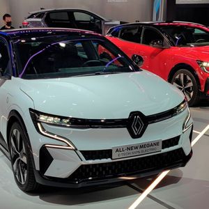 Das wichtige Kompakt-Segment wird in Sachen E-Antrieb bislang vom VW ID.3 dominiert. Nun kommt Konkurrenz in Form des elektrifizierten Franzosen Renault Mégane-e.(Bild:  Renault)