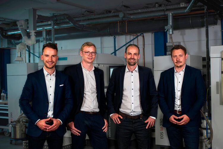 Platz 12: Ebenfalls um E-Mobilität geht es bei Additive Drives. Mit 3D-gedruckten Elektromotoren soll 45 Prozent mehr Leistung im gleichen Bauraum möglich sein. Zudem sei der Entwicklungs- und Fertigungsprozess schneller als die herkömmliche Vorgehensweise. Zum Führungsteam gehören Philipp Arnold (links), Lasse Berling, Jakob Jung und Axel Helm. (Bild: Additive Drives)