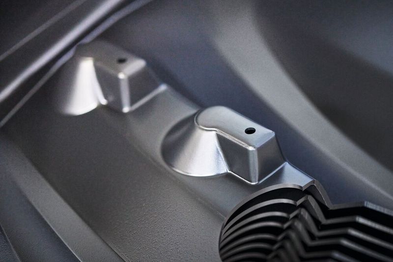 Serienmäßiges 5-Achs-Beschnittfräsen: Fischer produziert Bauteile aus allen gängigen Thermoplasten mit einer Plattenstärke von einem bis zehn Millimeter, deren Oberflächen glatt sind oder eine Struktur aufweisen.  (Bild: HG Grimme/Ralf Baumgarten)