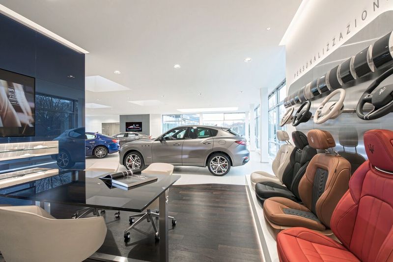Es schreibt unter anderem die „Personalization Area“ vor. Hier können sich die Premiumkunden bei der Individualisierung ihres Traumwagens beraten lassen. (Bild: Scherer-Gruppe)