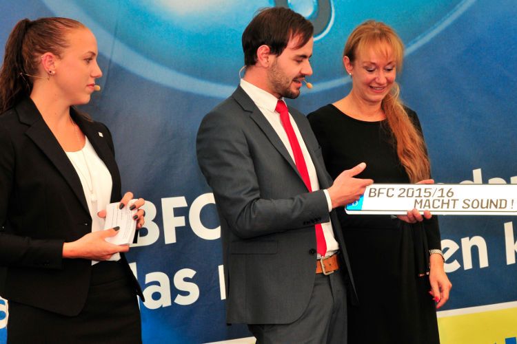 ... sowie für die BFC, vertreten durch Schulleiterin Sylvia Gerl, mitgebracht. (Büttner)