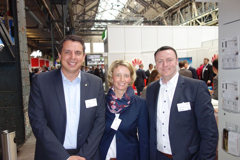 Stephanie Steen, IT-BUSINESS, mit Kai Volmer (l.) und Jörg Hartmann, LG (Bild: IT-BUSINESS)