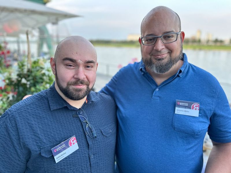 (l.) Halid Berisa (S&K) und Benjamin Möller (Alltron) tauschen sich aus, welcher Barber gestern Abend den besseren Job gemacht hat. (Bild: Vogel IT-Medien GmbH)