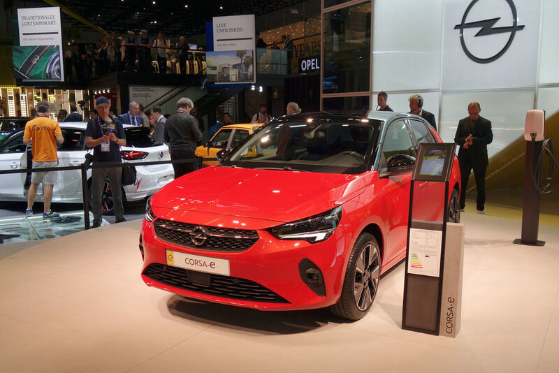 Highlight am Opel-Stand ist der neue Corsa-E. Der Anfang 2020 verfügbare Stromer kommt mit 100 kW/136 PS. Die 50-kWh-Batterie ermöglicht eine WLTP-Reichweite von bis zu 330 Kilometern. (Wehner/»kfz-betrieb«)