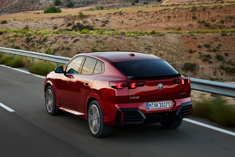 Auch bei Höhe, Breite und Radstand hat das SUV-Coupé im Vergleich zum Vorgänger zugelegt. (Bild: BMW)