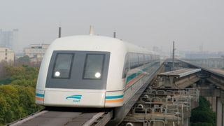 Die Magnetschwebebahn Shanghai Maglev steht mit 460 km/h an der Spitze der schnellsten Züge der Welt, die aktuell im Personenverkehr im Einsatz sind. (ShanghaiMaglevTrainLine 06 / Jklamo / CC BY-SA 4.0)