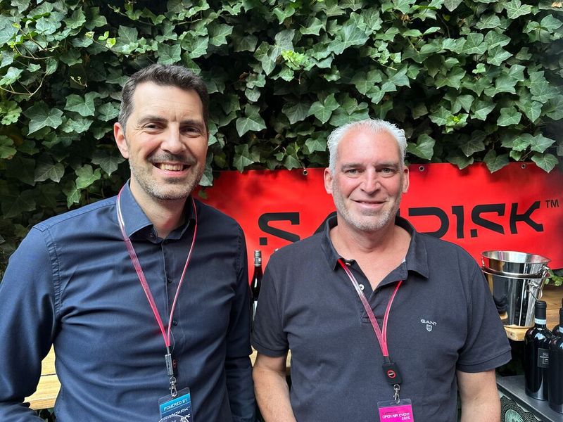 Das JET-Team (l.) Jan Richter und Marc Boettler sorgen auf dem Sandisk Stand auf der Messe für Ordnung. (Bild: Vogel IT-Medien)