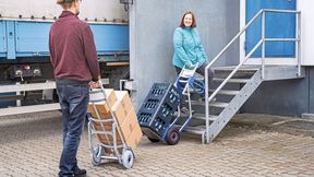 Die Sackkarre bewährt sich als ergonomisches Transportmittel für den innerbetrieblichen Materialfluss. (Bild: Expresso)