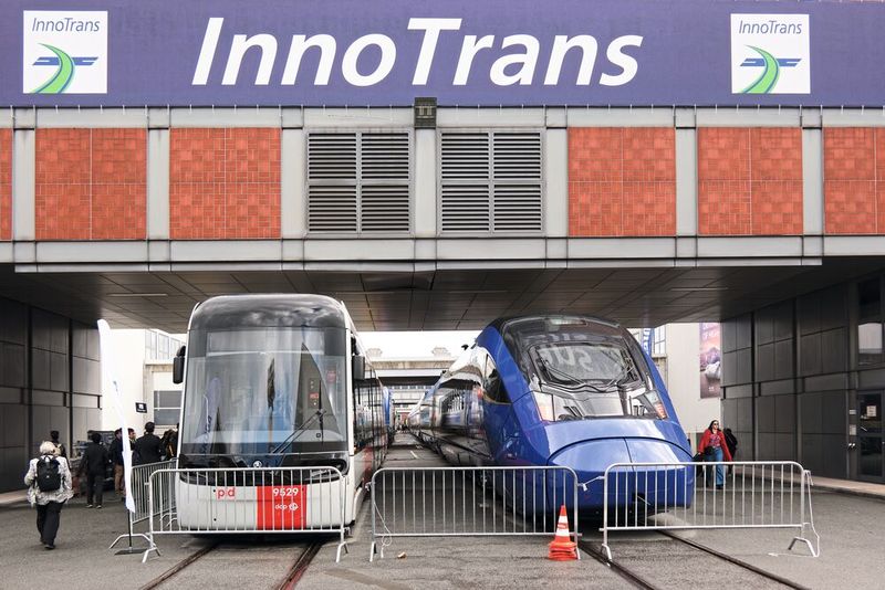 Straßenbahn trifft Hochgeschwindigkeitszug: Die Tram ForCity Plus 52T für Prag steht neben dem 320 km/h schnellen Triebwagen EMU-320 von Hyunday Rotem. (Bild: © 2026 Richard Oed)