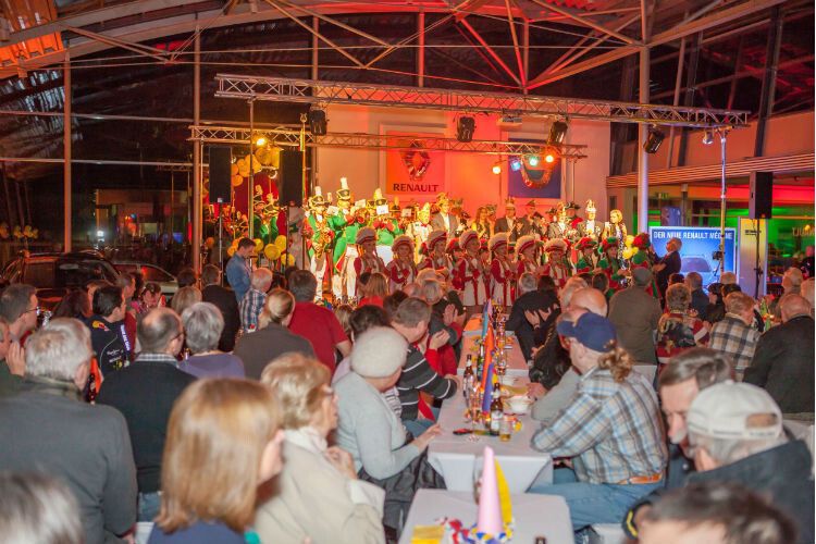 Um neue Käufer zu gewinnen, setzt Renault Enders auf Kundenevents, etwa unter Beteiligung von Vereinen. Veranstaltungen wie „Fasching im Autohaus“ sorgen für Mundpropaganda. (Foto: Enders)