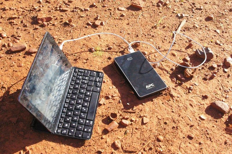 Le paquet d'énergie APC de Schneider Electric est utile en tout endroit et surtout en pleine nature. Dans ce cas l'APC M10 est en train de recharger un mini Ipad. (Image: JR Gonthier)