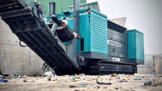 Der VEZ 3300 e mobil zerkleinert Material direkt am Einsatzort und reduziert so Transport- und Logistikaufwand, insbesondere bei wechselnden Standorten oder schwankendem Materialaufkommen. (Bild: Vecoplan)