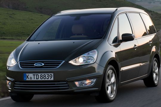 Der S-MAX Viva kommt unter anderem mit Sportsitzen (vorne). (Archiv: Vogel Business Media)