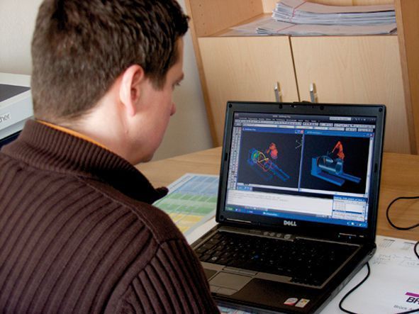 Mit dem bedienerfreundlichen Offline-Programmiersystem „Moses“ erstellt und simuliert Martin Moseler die individuellen Schneidprogramme, bevor sie auf die Rotrol-Steuerung des Roboters übertragen werden. (Archiv: Vogel Business Media)