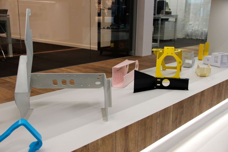 Zu jeder Maschine zeigt LVD Bauteile, die damit hergestellt wurden. (Itasse)