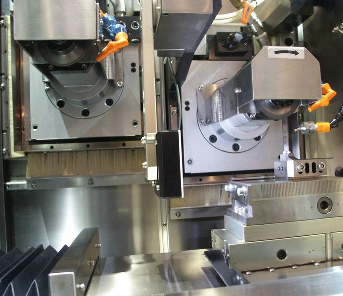 Die UPZ 210 LiII-2 „Double Eagle“ kommt mit zwei Schleifspindeln. Damit entfällt der sonst übliche Scheibenwechsel beim Vor- und Fertigschleifen, erklärt der Hersteller. (Okamoto Machine Tool Europe)