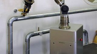 Hat optisch mit dem „Star-Wars“-Roboter C3PO kaum etwas gemeinsam, der teilautonome Wartungsroboter des Fraunhofer IPA. Hier dreht er gerade ein Stellrad. Bild: Fraunhofer IPA (Archiv: Vogel Business Media)