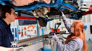 Die beiden Auszubildenden Lena Griebel und Philipp Wiebecke werden bei den Würzburger Karosserie- und Schadentagen gemeinsam mit ihrem Celette-Trainer Dirk Zentgraf live einen Strukturschaden reparieren. (Bild: »kfz-betrieb« / Schweitzer)