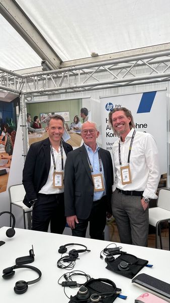 Robyn Kern (l.) und Jan Neumann (r., beide HP) freuen sich, dass Jürgen Hofmann (Bechtle Logistik) kurz vor seiner Pensionierung noch einmal vorbeigekommen ist. (Bild: Vogel IT-Medien GmbH)
