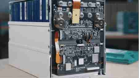Unter dem Gehäuse der Batterie befindet sich das empfindliche Batterie-Management-System (BMS), das vor Erschütterungen und äußeren Einflüssen geschützt werden muss.(Bild:  Xometry)