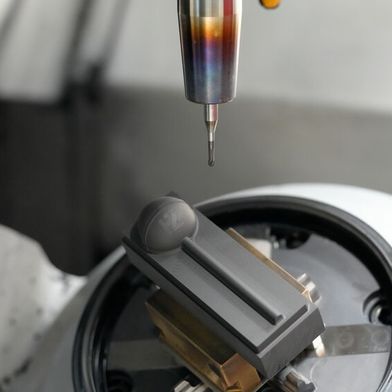Der Hexator zeichnet sich durch eine prozessoptimierte Schneidengeometrie und Diamantbeschichtung aus, die hervorragende Oberflächengüten bei Graphit erzeugt. (Bild: Hufschmied Zerspanungssysteme)