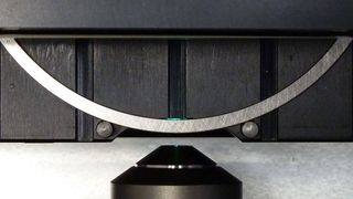 Das berührungslose Messverfahren für Kolbenringe basiert auf dem spezifischen Zusammenspiel eines Konfokalmikroskops mit spezieller Software und einer Produktdatenbank mit hinterlegten Kenngrößen.  (Federal-Mogul)