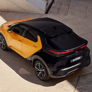 In der Sonderedition Lounge Premiere Edition hat der Toyota C-HR eine Zweifarblackierung in Sulphurgelb.(Bild:  Toyota)