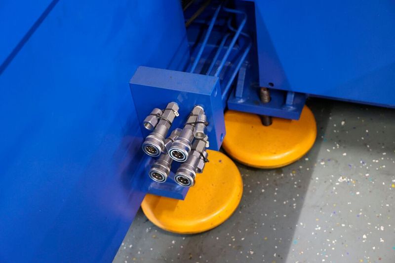 Die Tuschierpresse verfügt für jede Seite über zwei dieser Anschlüsse für das Fahren der Kernzüge – insgesamt also über vier. Das ermöglicht es, bewegliche Komponenten im Werkzeug „in Funktion“ zu überprüfen.   (Bild: Maschinenmarkt/rw)