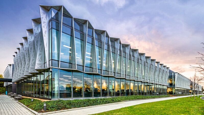 Arms Hauptquartier im britischen Cambridge: Der aktuelle Eigner Softbank will den Prozessor-IP-Spezialisten nach der fehlgeschlagenen Akquise durch Nvidia schnell an die Börse bringen.